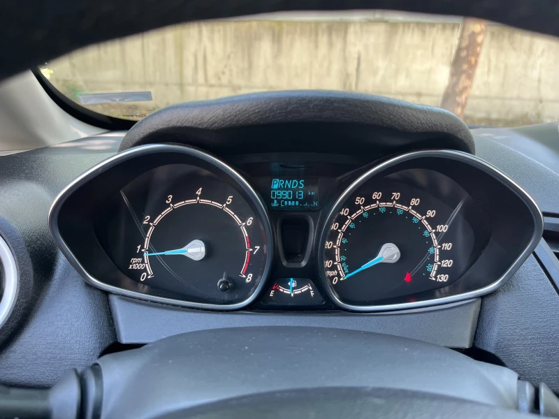 Ford Fiesta 1.6i Автомат 99000км!, снимка 14 - Автомобили и джипове - 51139670