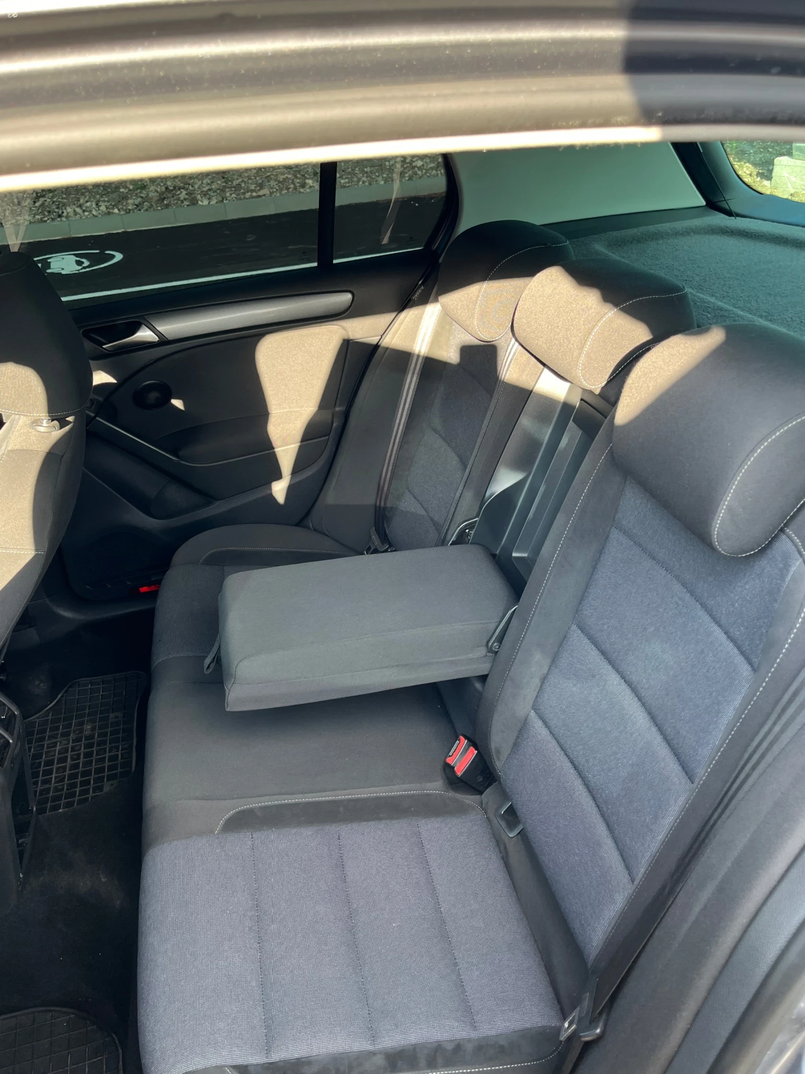 VW Golf 1.6TDI, снимка 9 - Автомобили и джипове - 55236048