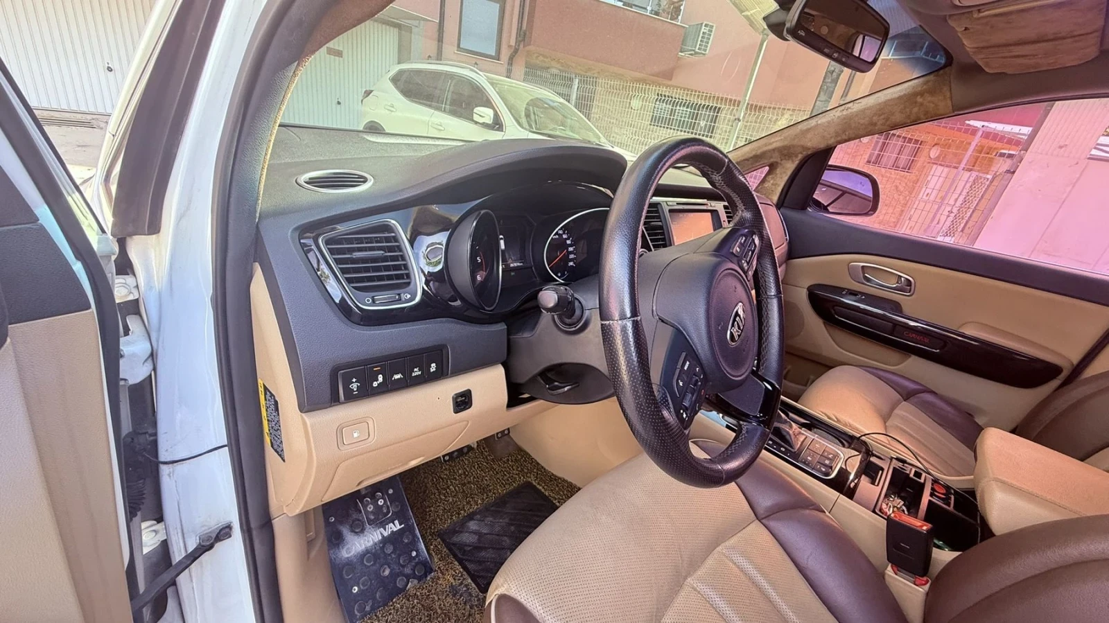 Kia Carnival 2.2 CRDi FULL TOP, снимка 6 - Автомобили и джипове - 56410147