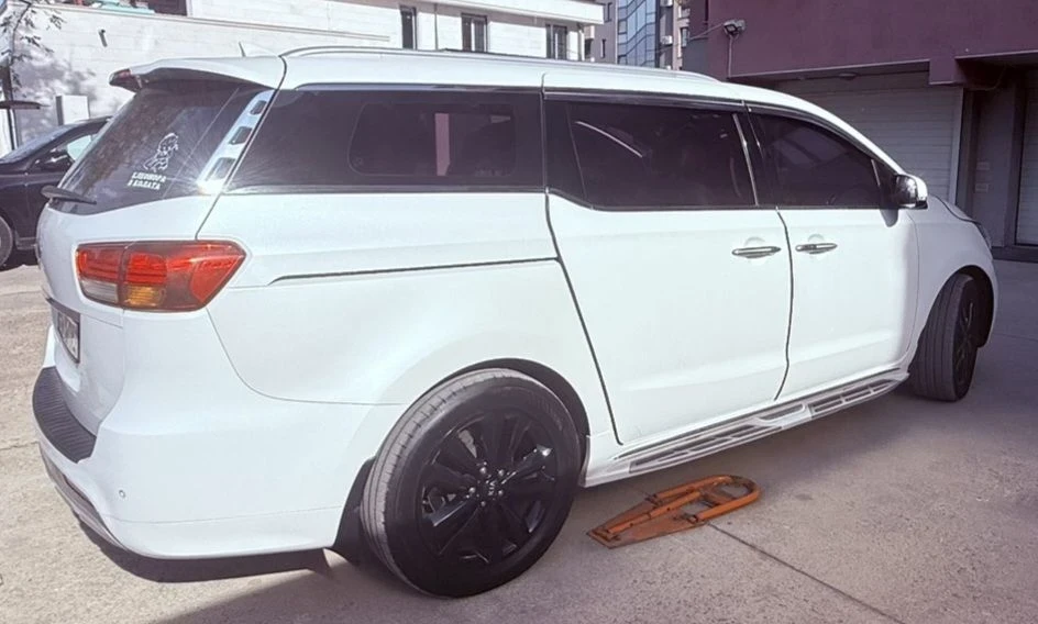 Kia Carnival 2.2 CRDi FULL TOP, снимка 4 - Автомобили и джипове - 56410147
