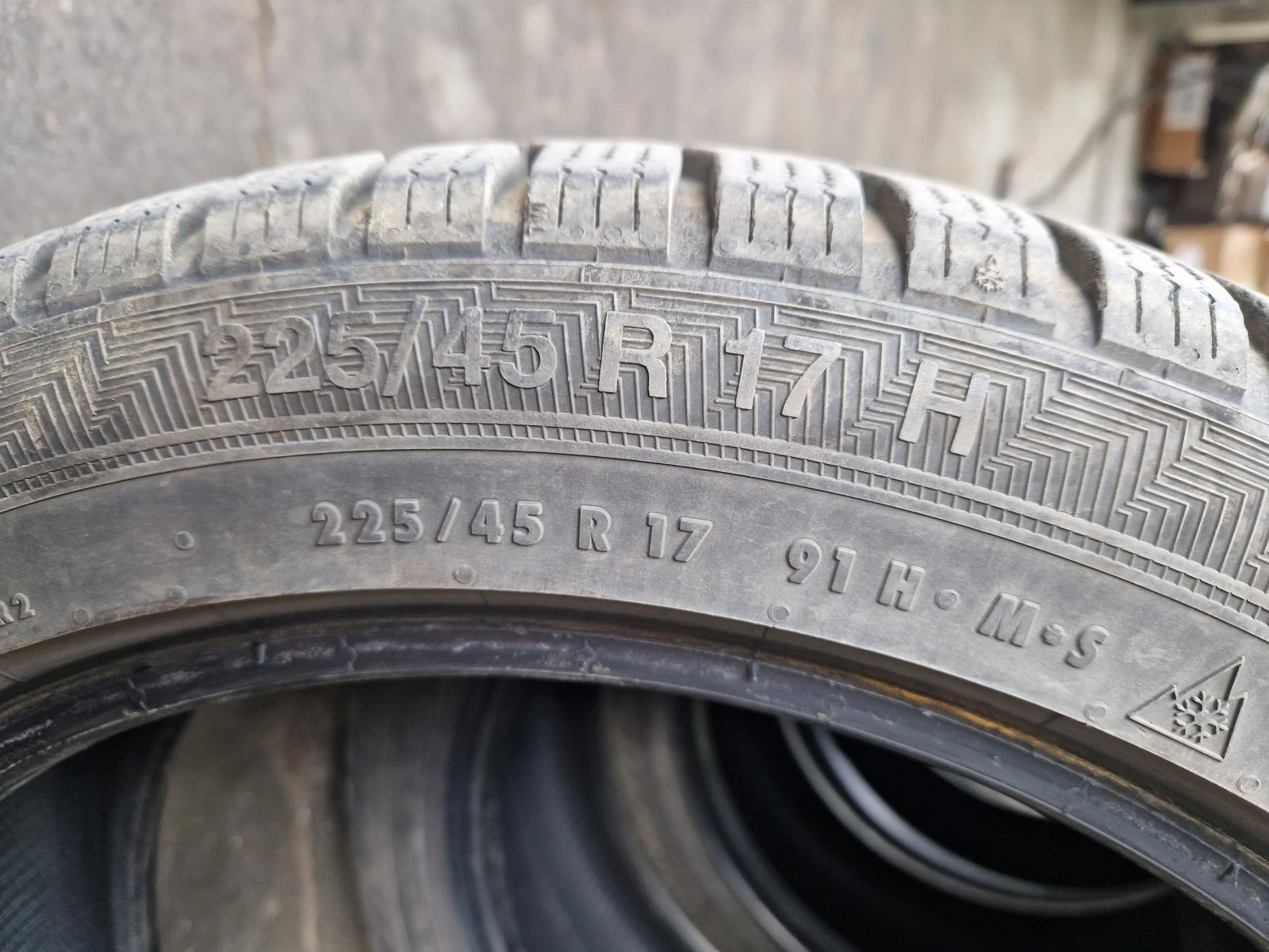 Гуми Зимни 225/45R17, снимка 5 - Гуми и джанти - 54347807