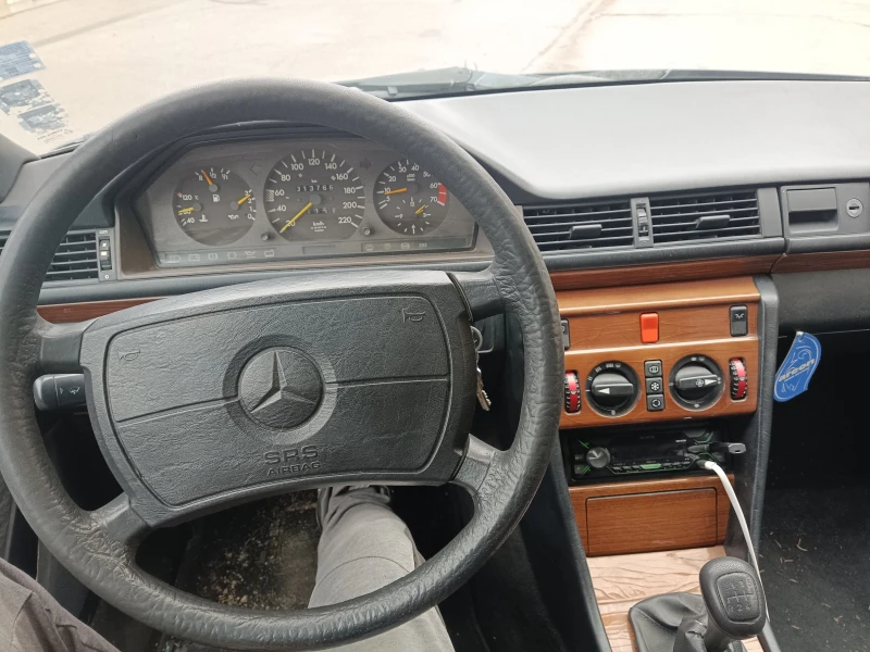 Mercedes-Benz 124 200E, снимка 11 - Автомобили и джипове - 52841573