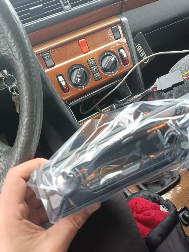 Mercedes-Benz 124 200E, снимка 15 - Автомобили и джипове - 52841573