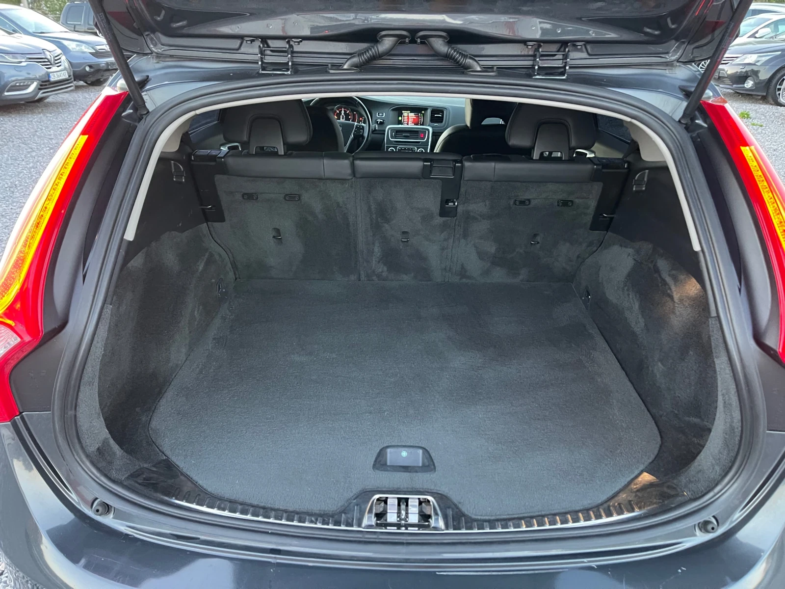 Volvo V60 D4, 2.0, 181Hp, Автоматик, Навигация, Кожа, Памет | Mobile.bg — изображение 15
