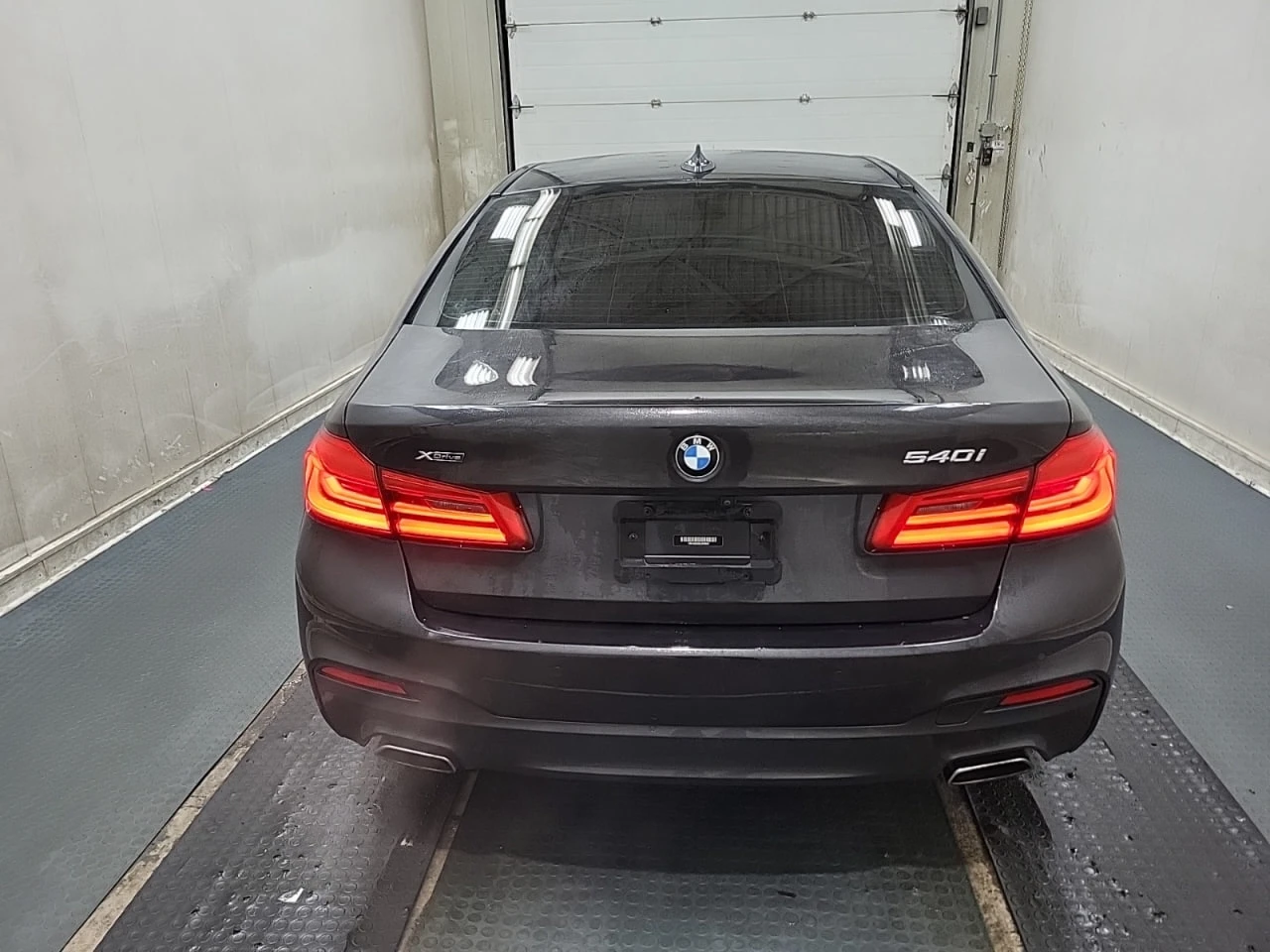 BMW 540 * АВТО КРЕДИТ* ЦЕНА ДО БГ * СЕРВИЗНА ИСТОРИЯ *  - изображение 5