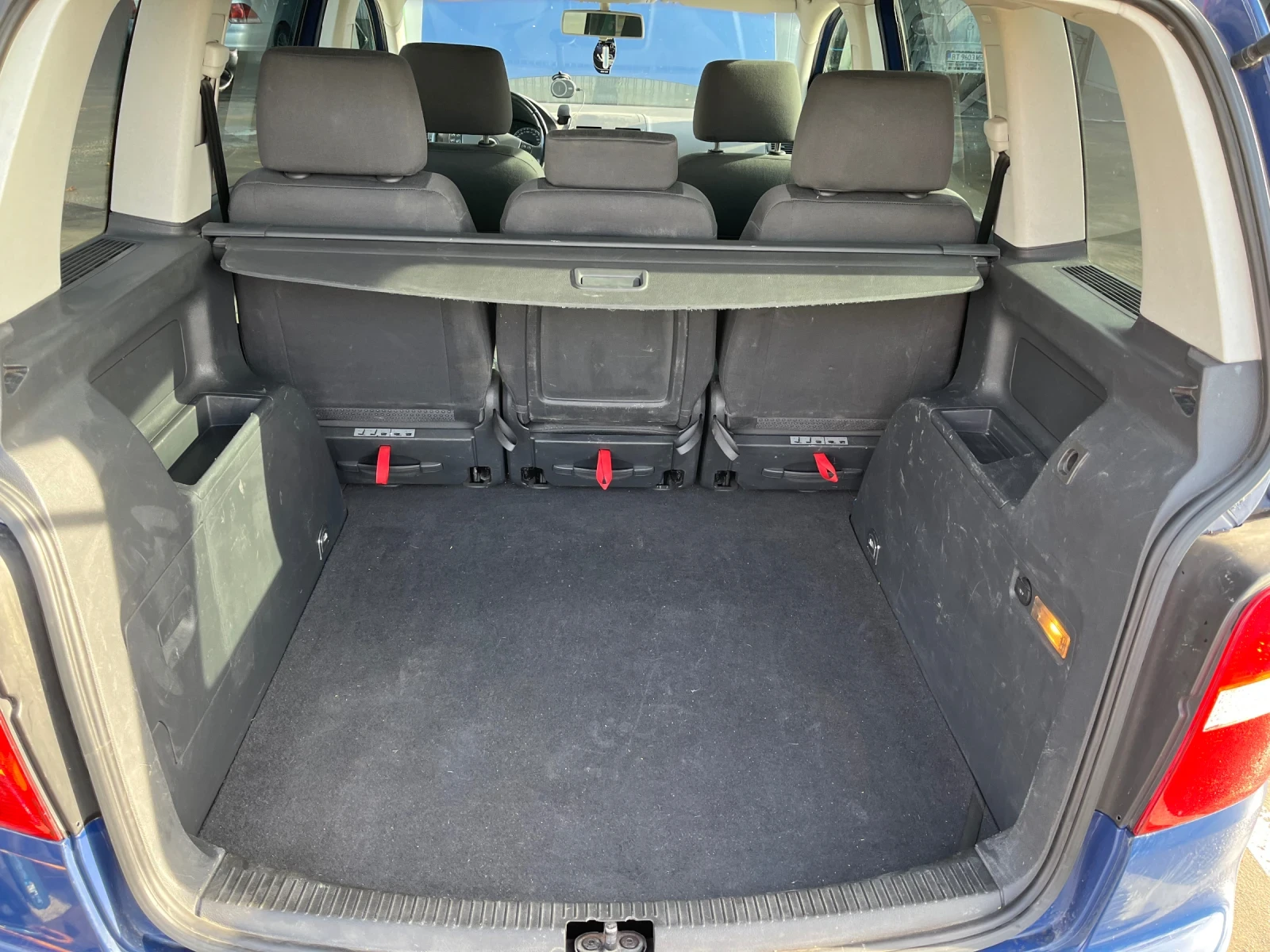 VW Touran 2.0 TDI, снимка 10 - Автомобили и джипове - 55681861