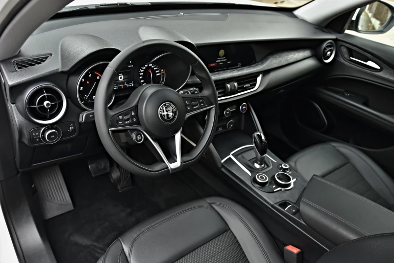Alfa Romeo Stelvio 2.2JTDM/Q4/LUSSO/DISTRONIK/KEYLESS/CAMERA/, снимка 9 - Автомобили и джипове - 52640504