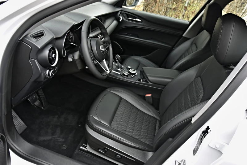 Alfa Romeo Stelvio 2.2JTDM/Q4/LUSSO/DISTRONIK/KEYLESS/CAMERA/, снимка 8 - Автомобили и джипове - 52640504