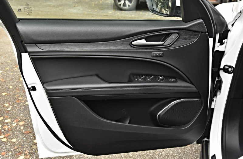 Alfa Romeo Stelvio 2.2JTDM/Q4/LUSSO/DISTRONIK/KEYLESS/CAMERA/, снимка 7 - Автомобили и джипове - 52640504