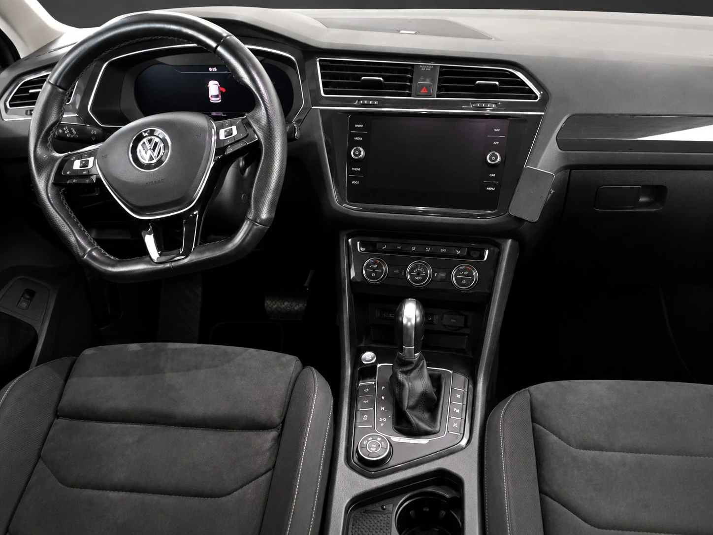 VW Tiguan BiTDI 240 к.с.| R-LINE| 4MOTION| DSG| 12м.Гаранция, снимка 2 - Автомобили и джипове - 55922425