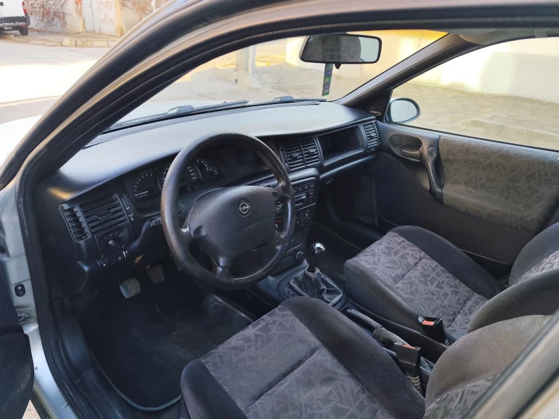 Opel Vectra 1600 Бензин, снимка 9 - Автомобили и джипове - 48032014