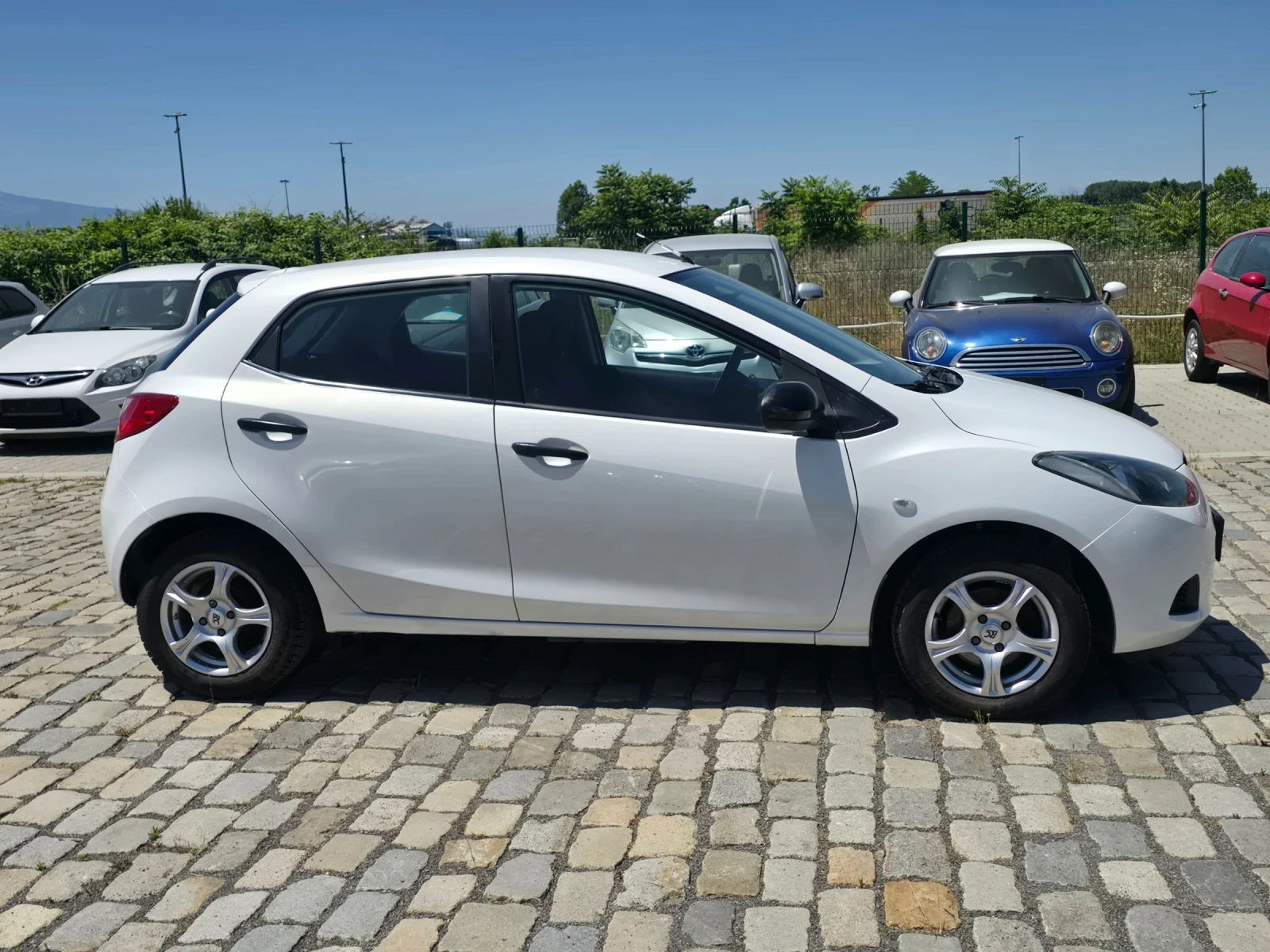 Mazda 2 1.3i 75кс EURO 4 БЯЛА ПЕРЛА - изображение 5