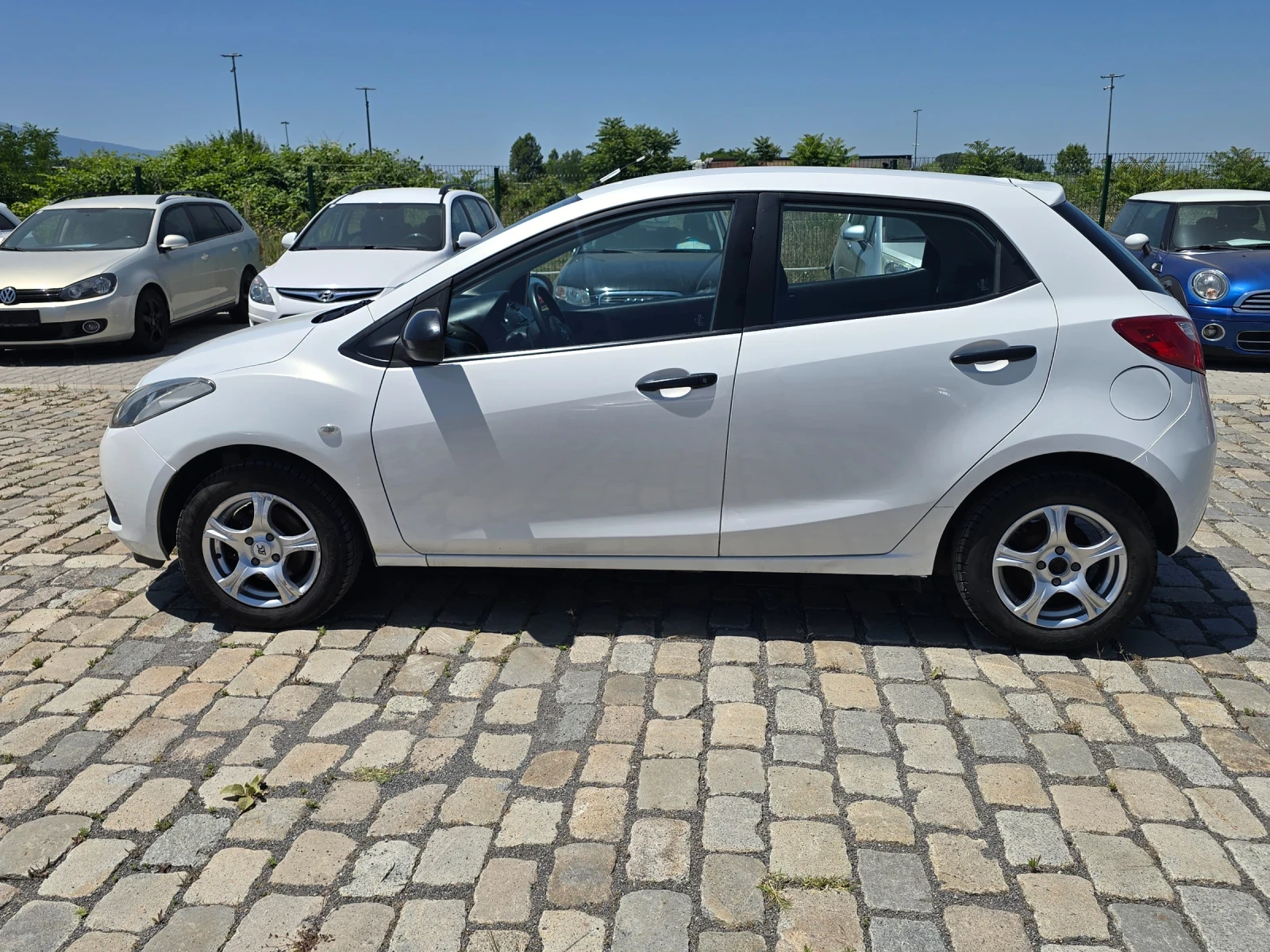 Mazda 2 1.3i 75кс EURO 4 БЯЛА ПЕРЛА - изображение 4