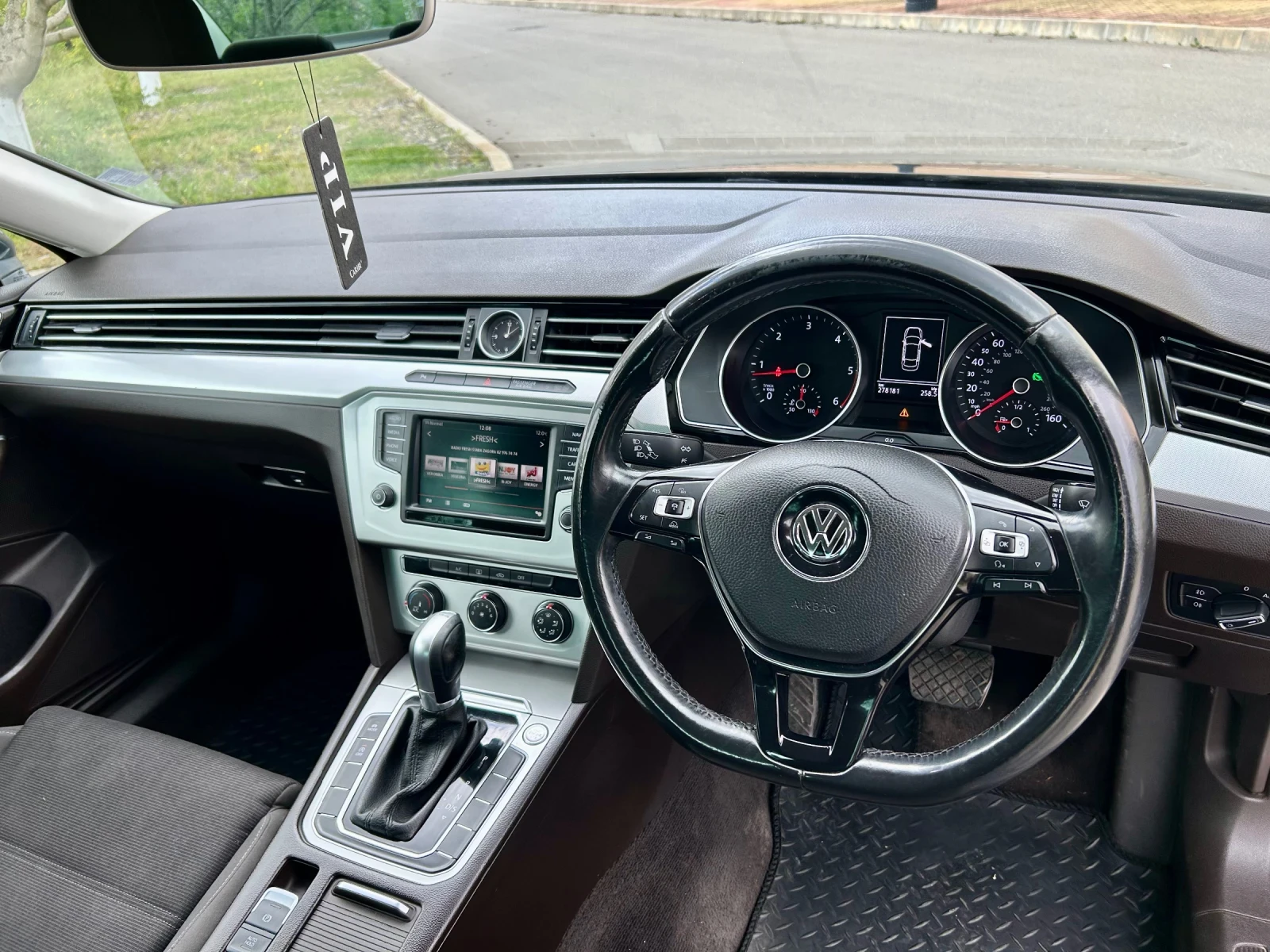 VW Passat 1.6 120кс, снимка 11 - Автомобили и джипове - 54388587