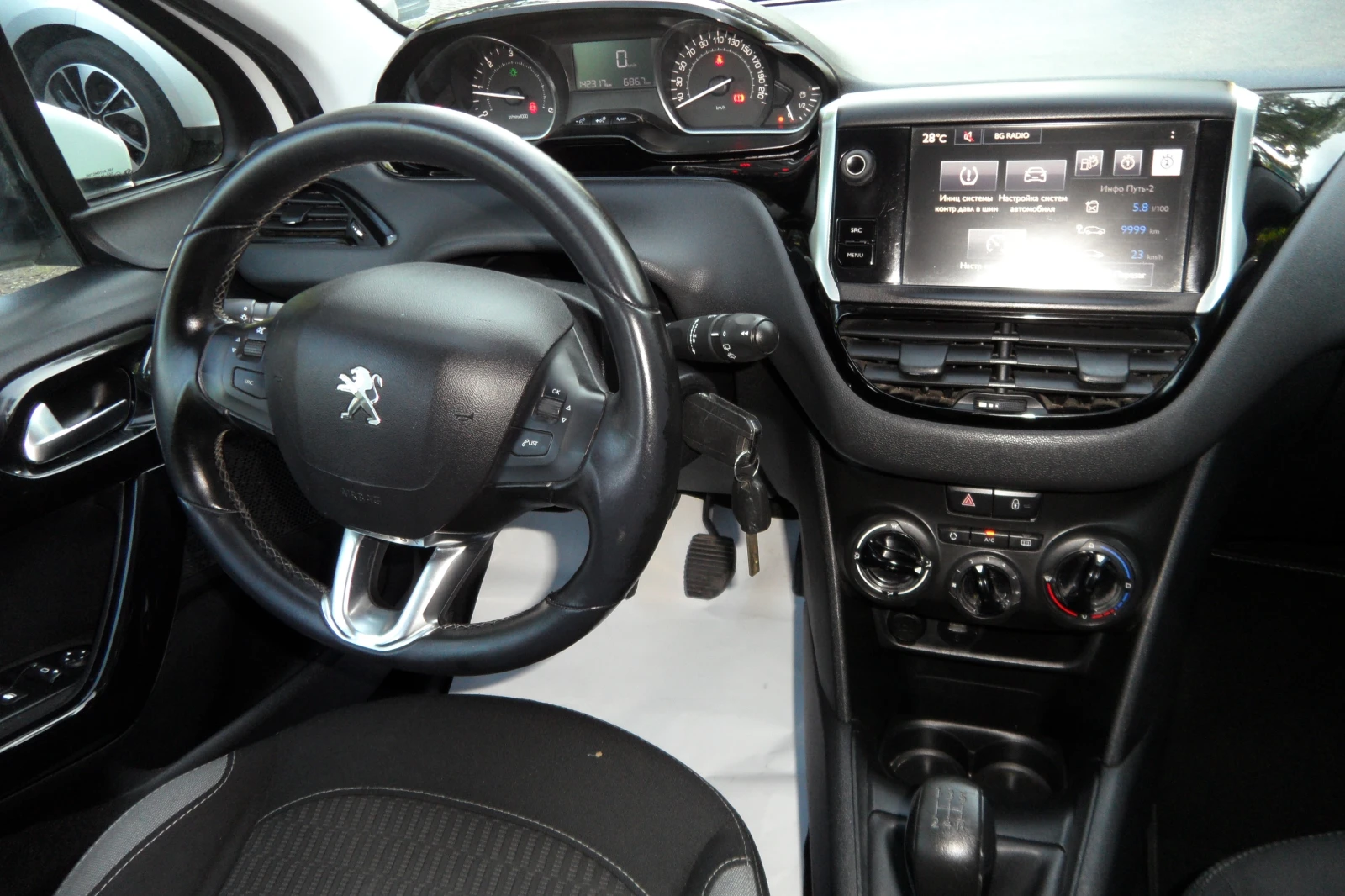 Peugeot 208 1.6 HDI / EURO6 , снимка 12 - Автомобили и джипове - 54767415