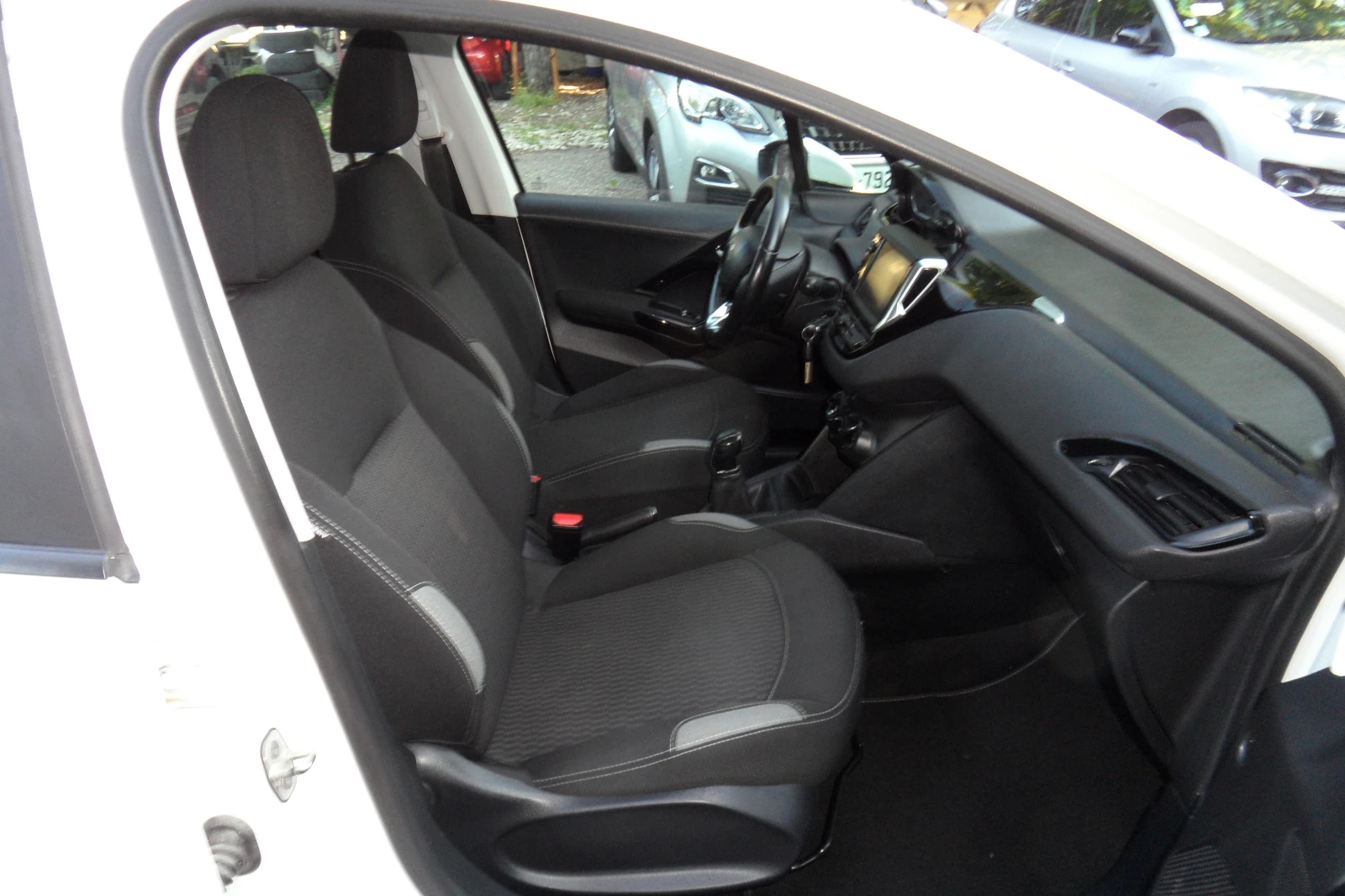 Peugeot 208 1.6 HDI / EURO6 , снимка 13 - Автомобили и джипове - 54767415