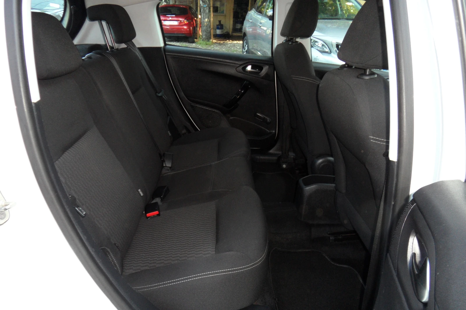 Peugeot 208 1.6 HDI / EURO6 , снимка 14 - Автомобили и джипове - 54767415