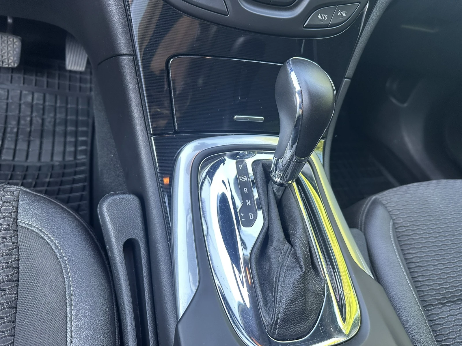 Opel Insignia Tourer A Facelift, снимка 2 - Автомобили и джипове - 55342845