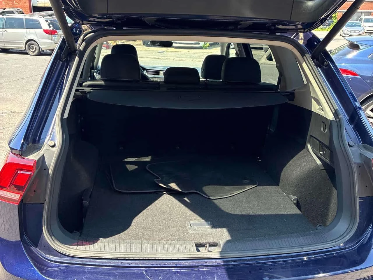 VW Tiguan 4MOTION | CARFAX | БЕЗ ПЪРВОНАЧАЛНА ВНОСКА, снимка 5 - Автомобили и джипове - 55179782