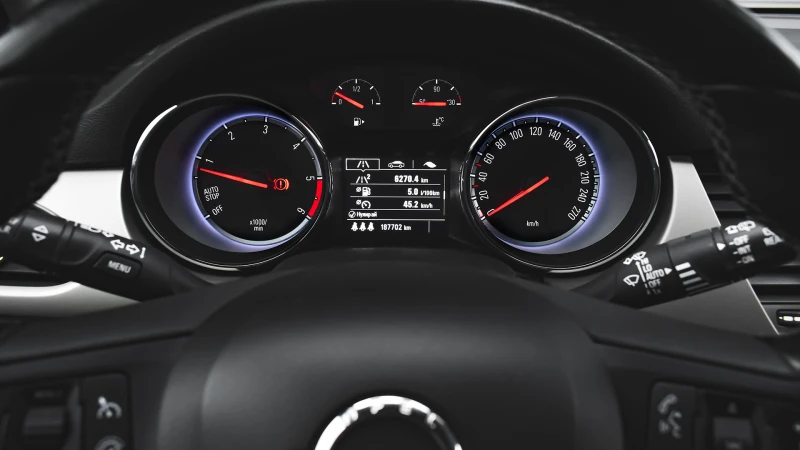 Opel Astra Sports Tourer 1.6 CDTi Ecoflex Edition, снимка 15 - Автомобили и джипове - 52293651