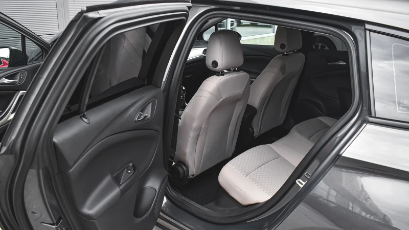 Opel Astra Sports Tourer 1.6 CDTi Ecoflex Edition, снимка 9 - Автомобили и джипове - 52293651