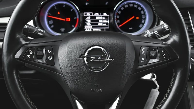 Opel Astra Sports Tourer 1.6 CDTi Ecoflex Edition, снимка 13 - Автомобили и джипове - 52293651