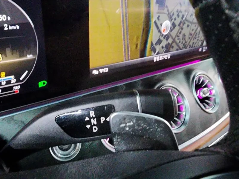 Mercedes-Benz E 220 HEAD UP/DISTRONIC/360 VIEW/BURMESTER, снимка 9 - Автомобили и джипове - 56737103