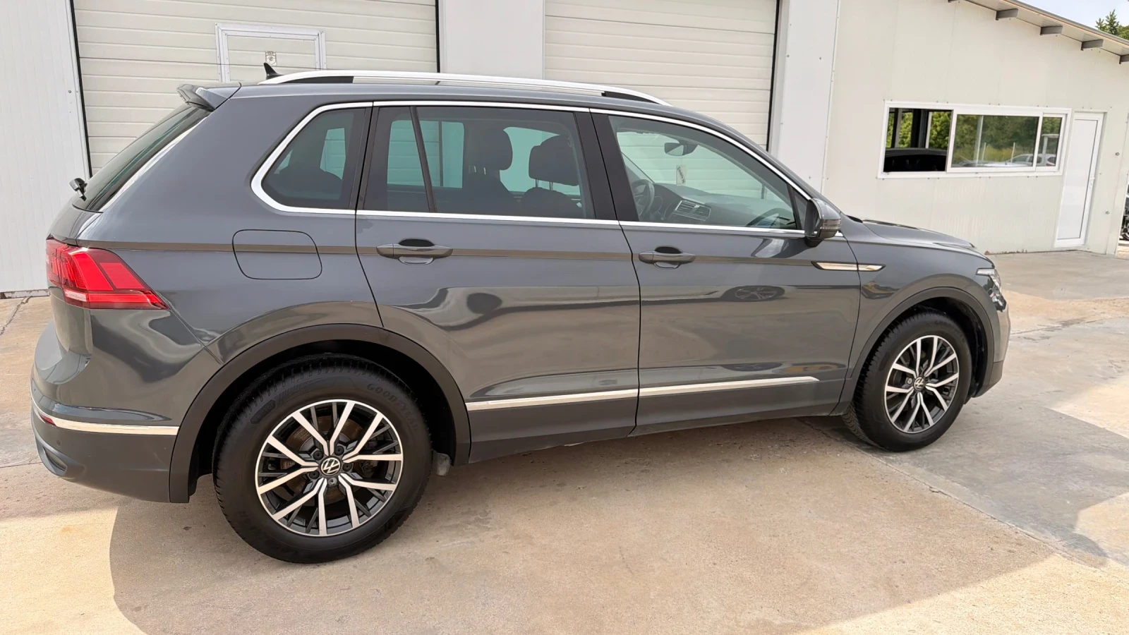 VW Tiguan 2.0tdi 150k.c 98 000km* DSG* Navi* Led* Nova* , снимка 13 - Автомобили и джипове - 52668675