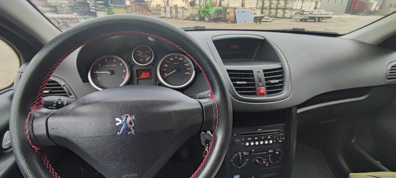 Peugeot 207 Перфектно техническо състояние   1, 4 i (75Hp) - изображение 8
