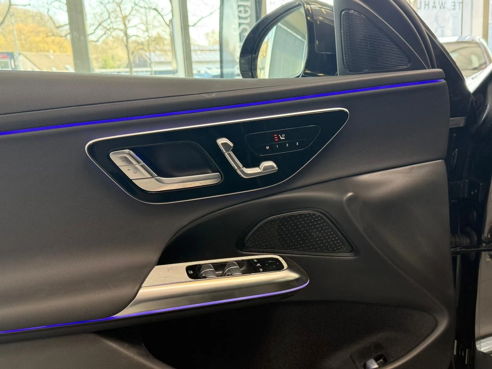 Mercedes-Benz E 220 d/AVANTGARDE/DIGITAL LIGHT/DISTRONIC/360/MEMORY/, снимка 7 - Автомобили и джипове - 56745433