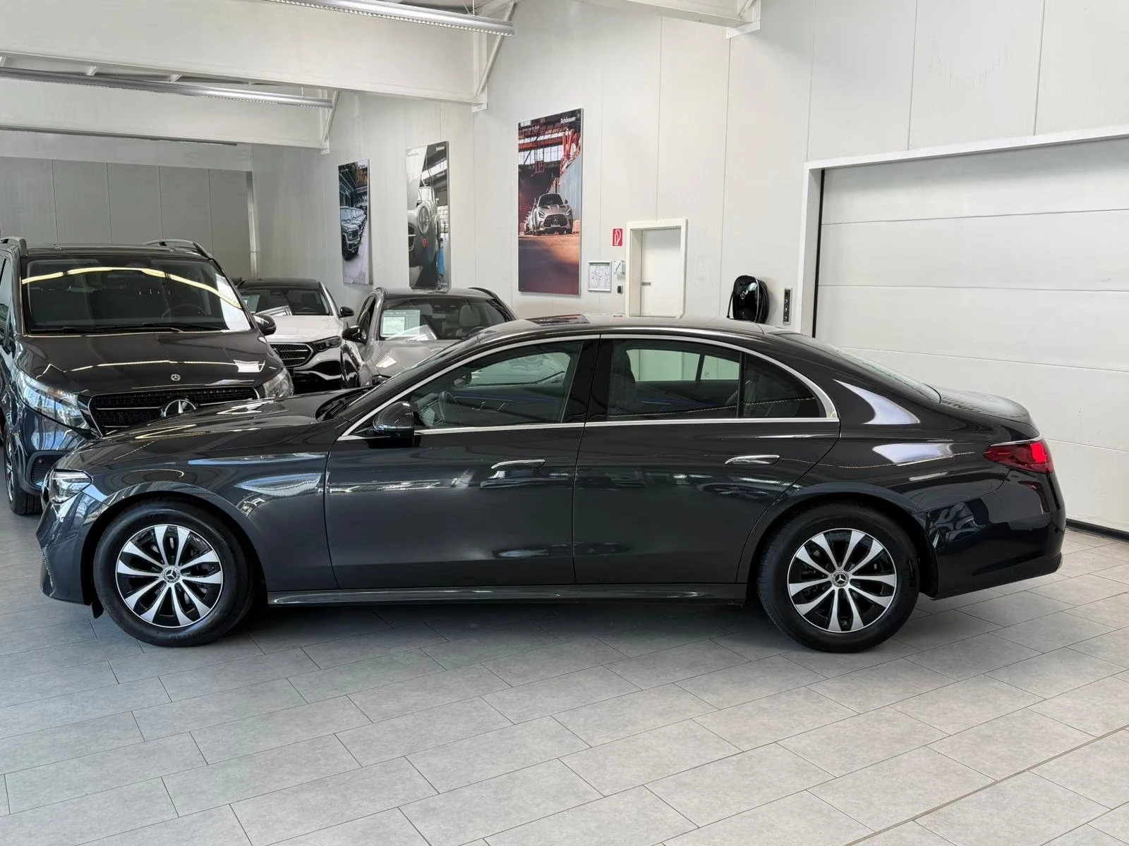 Mercedes-Benz E 220 d/AVANTGARDE/DIGITAL LIGHT/DISTRONIC/360/MEMORY/, снимка 2 - Автомобили и джипове - 56745433