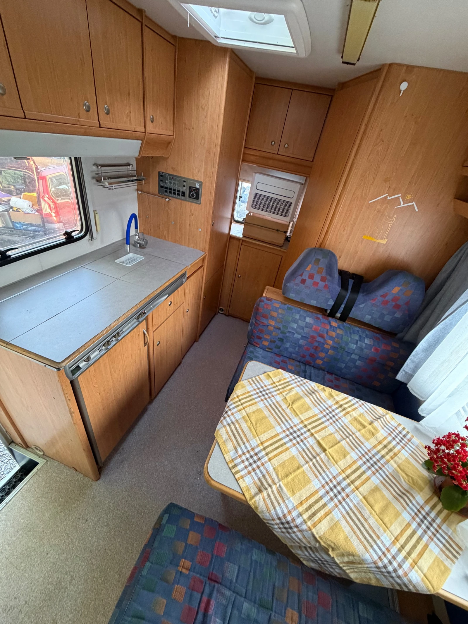 Кемпер Knaus Sport Traveller 500, снимка 11 - Каравани и кемпери - 55496479