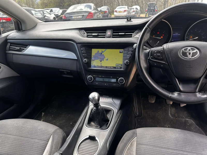 Toyota Avensis 1.6 D-4D (112 к.с.), снимка 10 - Автомобили и джипове - 52982306