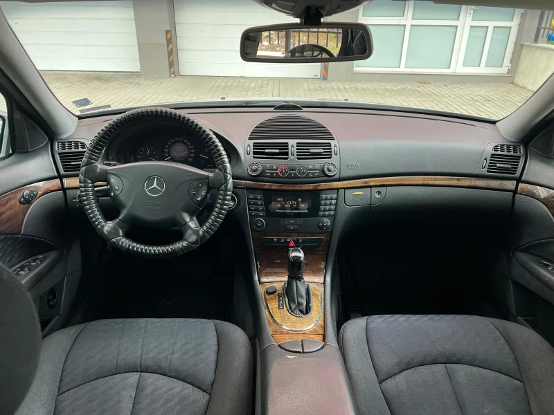 Mercedes-Benz E 220 Седан Автоматик Валидни КАСКО, Гр.отгов, Техн.прег, снимка 13 - Автомобили и джипове - 52789994