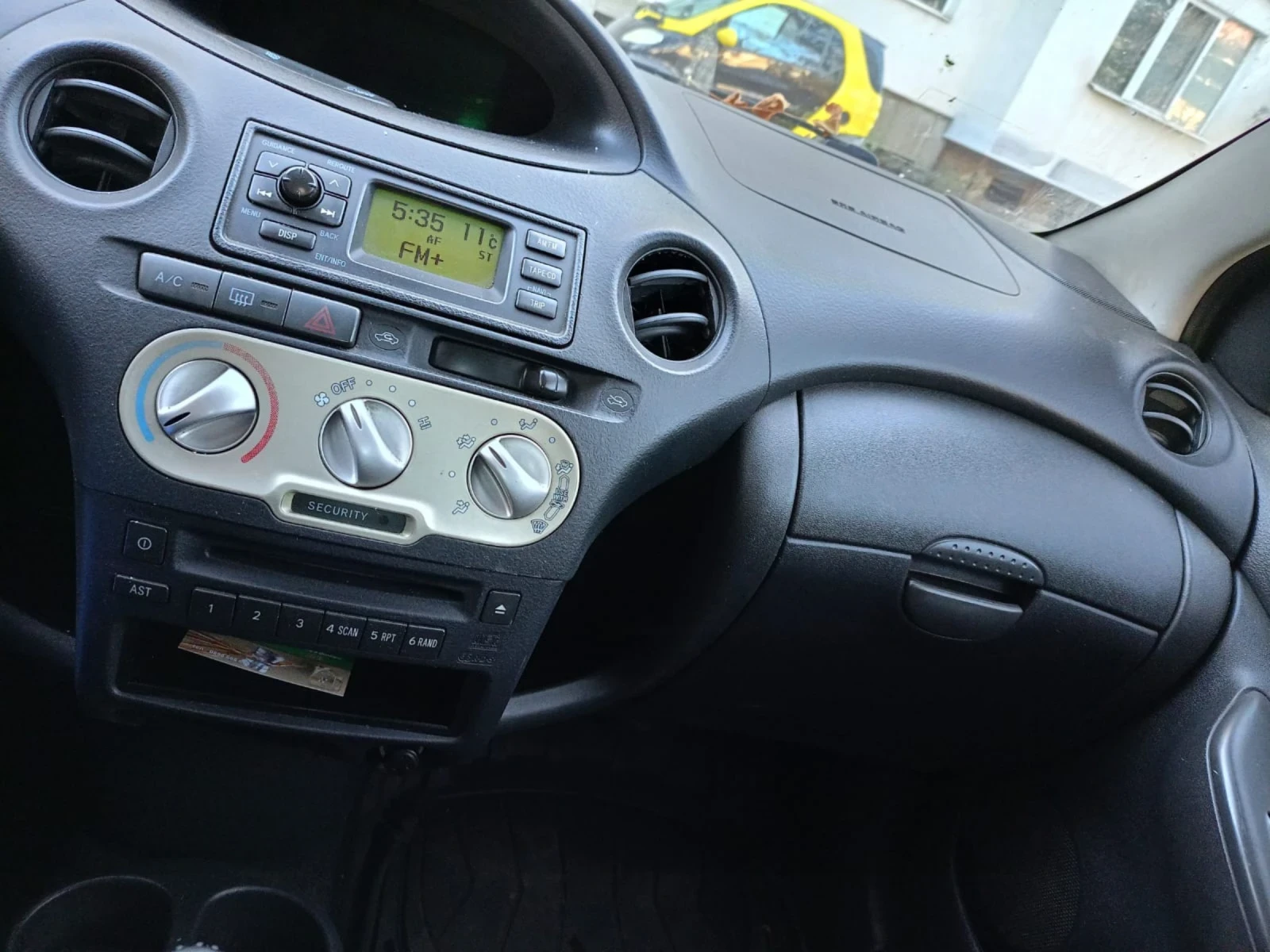 Toyota Yaris 1.3  - изображение 6
