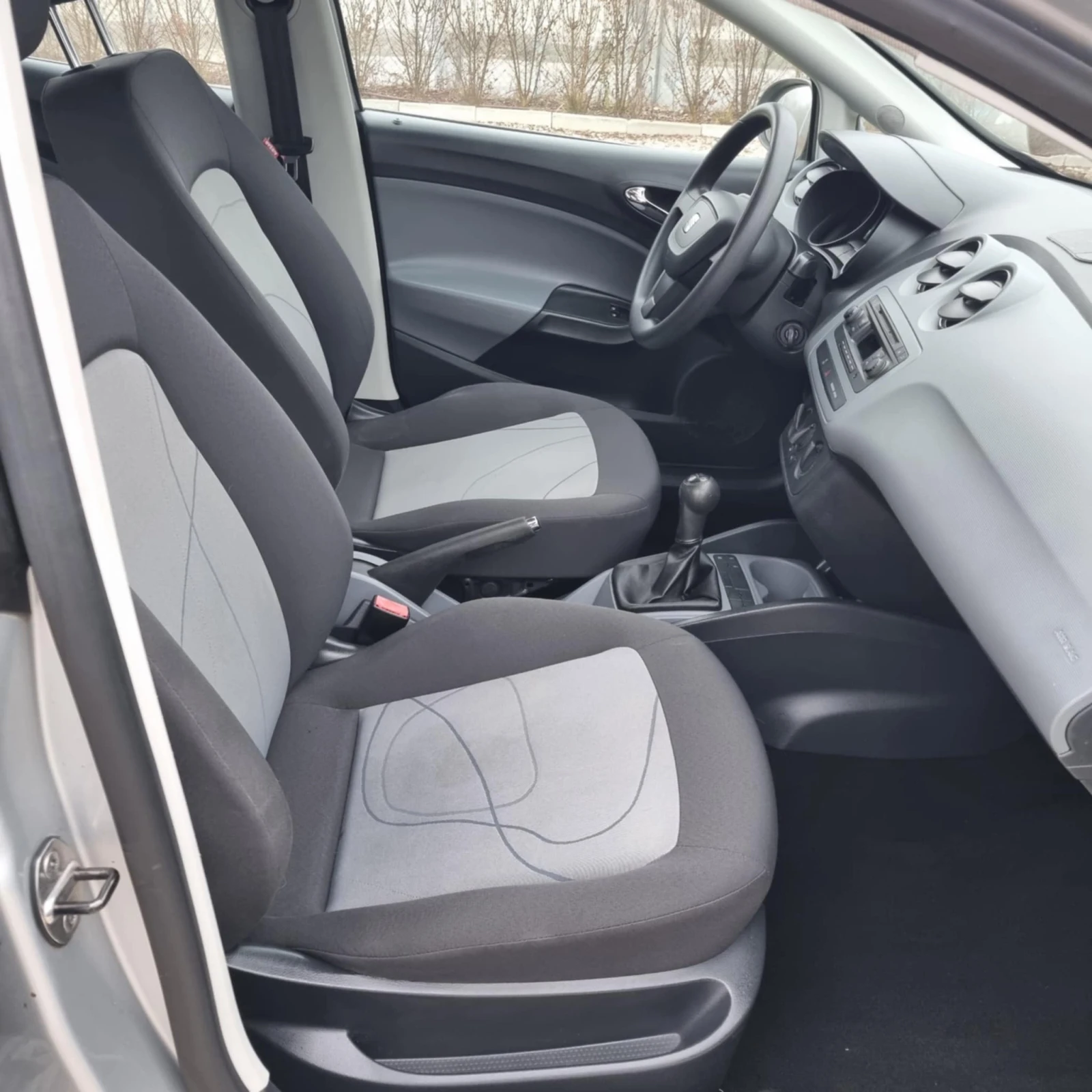 Seat Ibiza, снимка 6 - Автомобили и джипове - 54454618