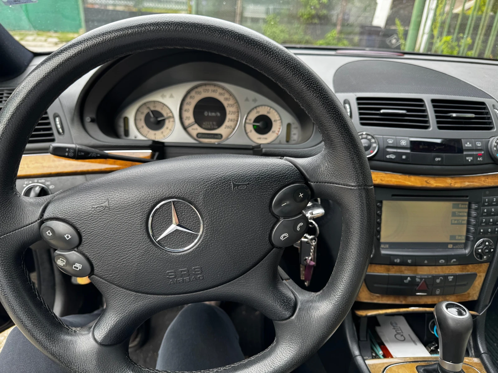 Mercedes-Benz E 320, снимка 12 - Автомобили и джипове - 54484671