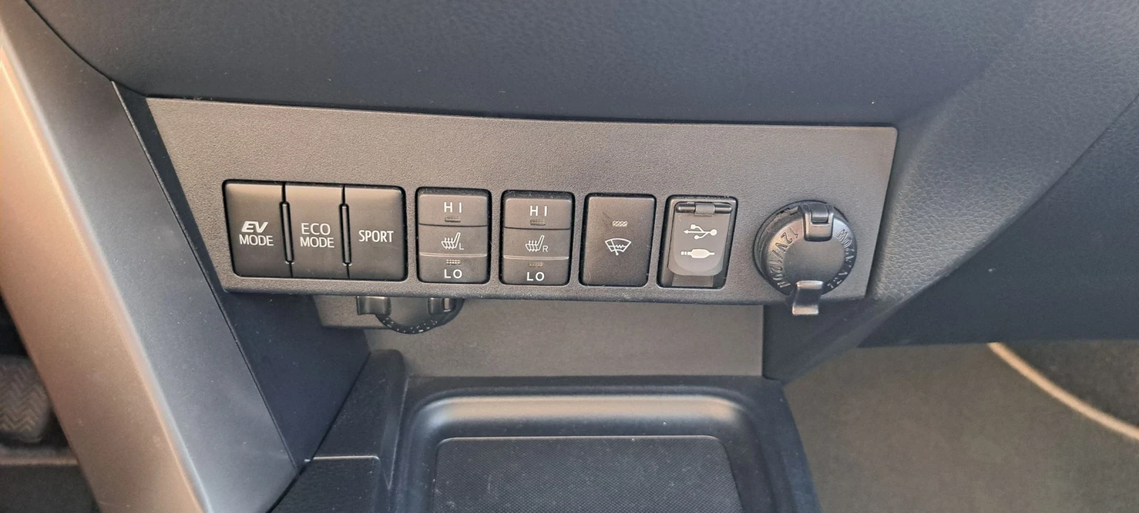 Toyota Rav4 Hybrid 4x4 luxury Premium, снимка 15 - Автомобили и джипове - 54115517