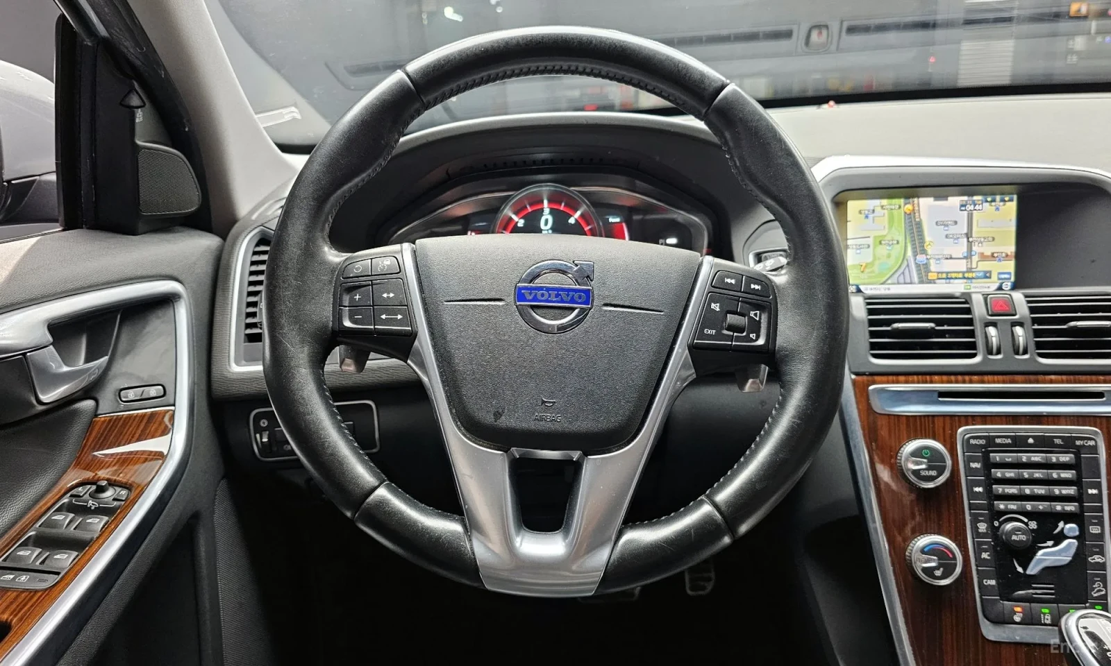 Volvo XC60 D5 AWD, снимка 8 - Автомобили и джипове - 54265305