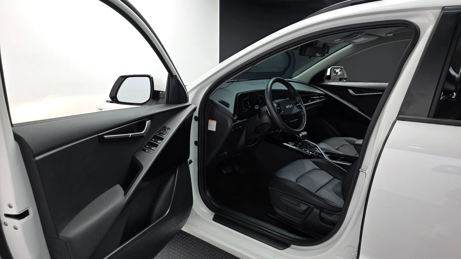 Kia Niro 1.6 Hybrid Trendy | LED | Камера | Подгрев, снимка 9 - Автомобили и джипове - 55753670