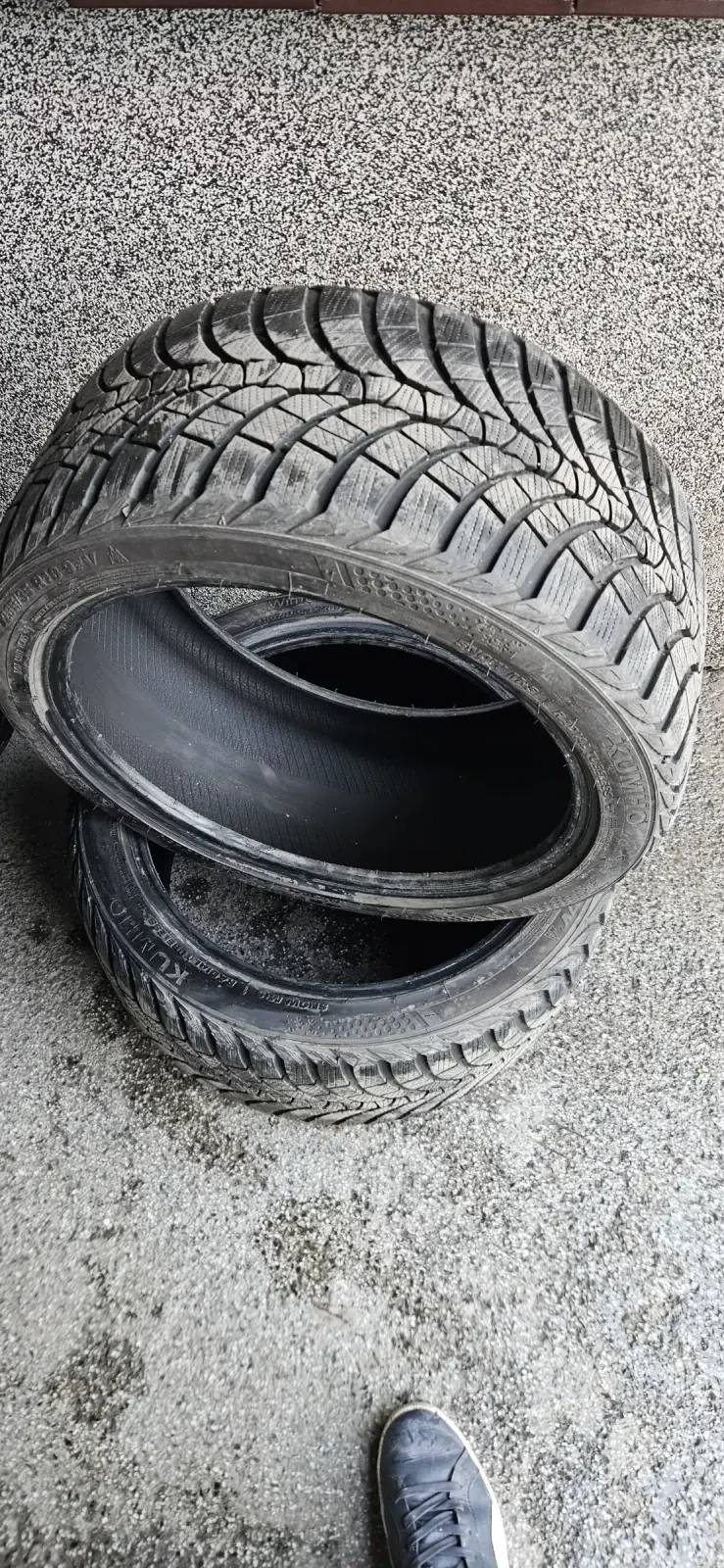 Гуми Зимни 245/40R18, снимка 1 - Гуми и джанти - 48738982