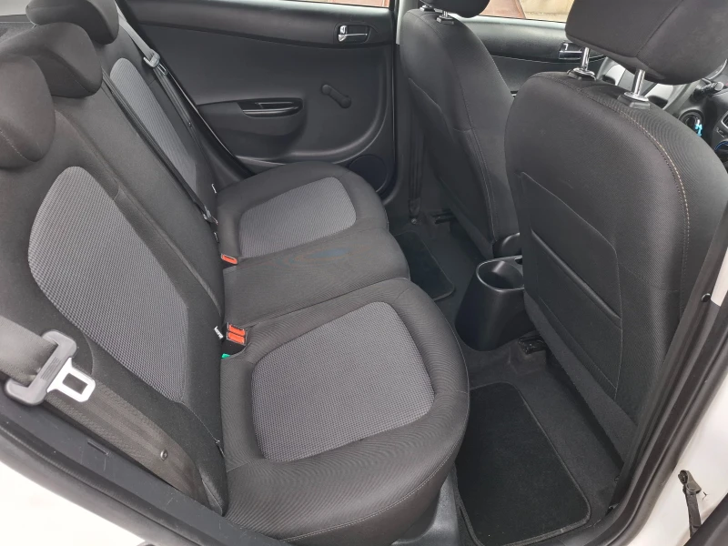 Hyundai I20 1.2 FACE LIFT NAVI, снимка 8 - Автомобили и джипове - 49658129