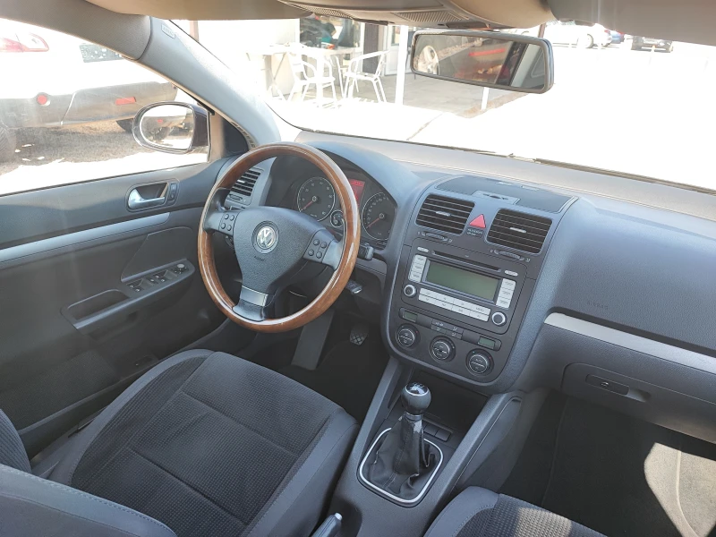 VW Jetta, снимка 14 - Автомобили и джипове - 50879451