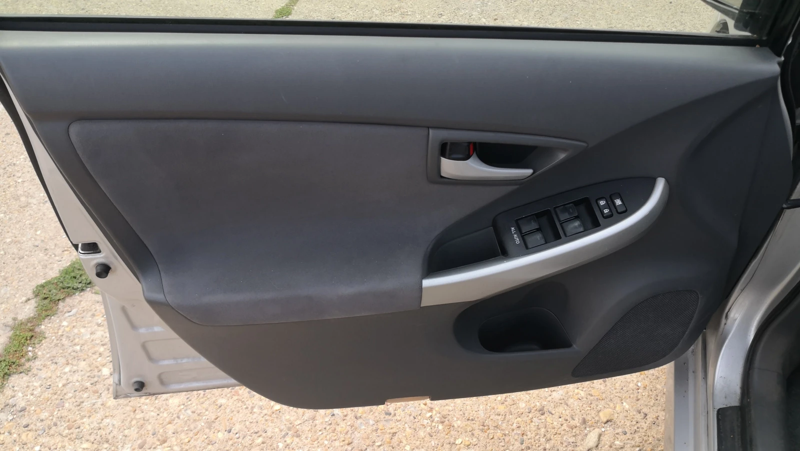 Toyota Prius 1.8 - изображение 8