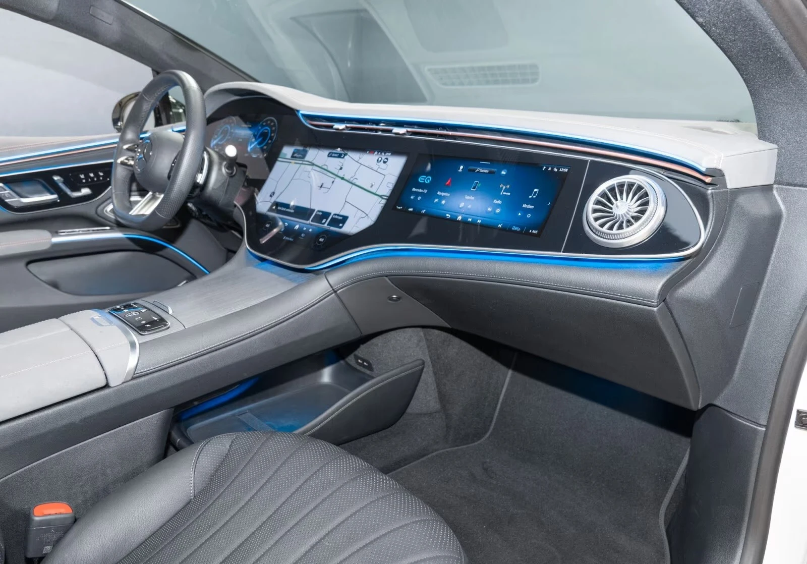 Mercedes-Benz EQS 450+ /AMG/4MATIC/HYPERSCREEN/BURM/PANO/125kWh/360/, снимка 15 - Автомобили и джипове - 53988192