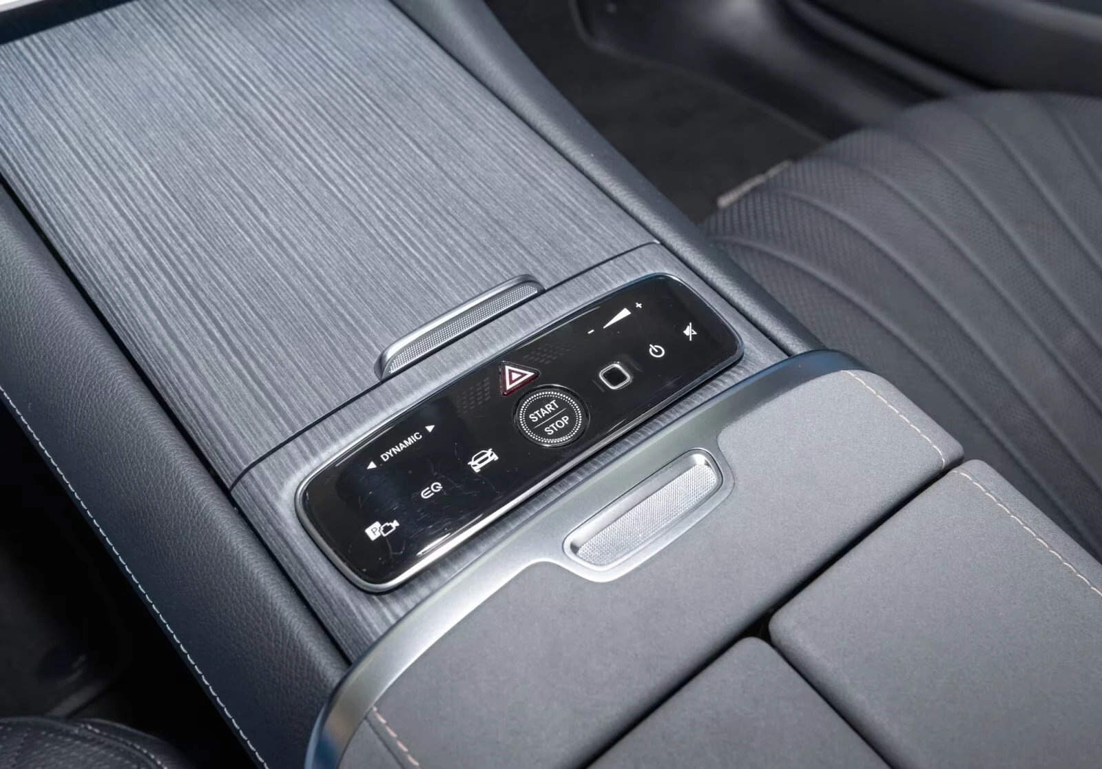 Mercedes-Benz EQS 450+ /AMG/4MATIC/HYPERSCREEN/BURM/PANO/125kWh/360/, снимка 13 - Автомобили и джипове - 53988192