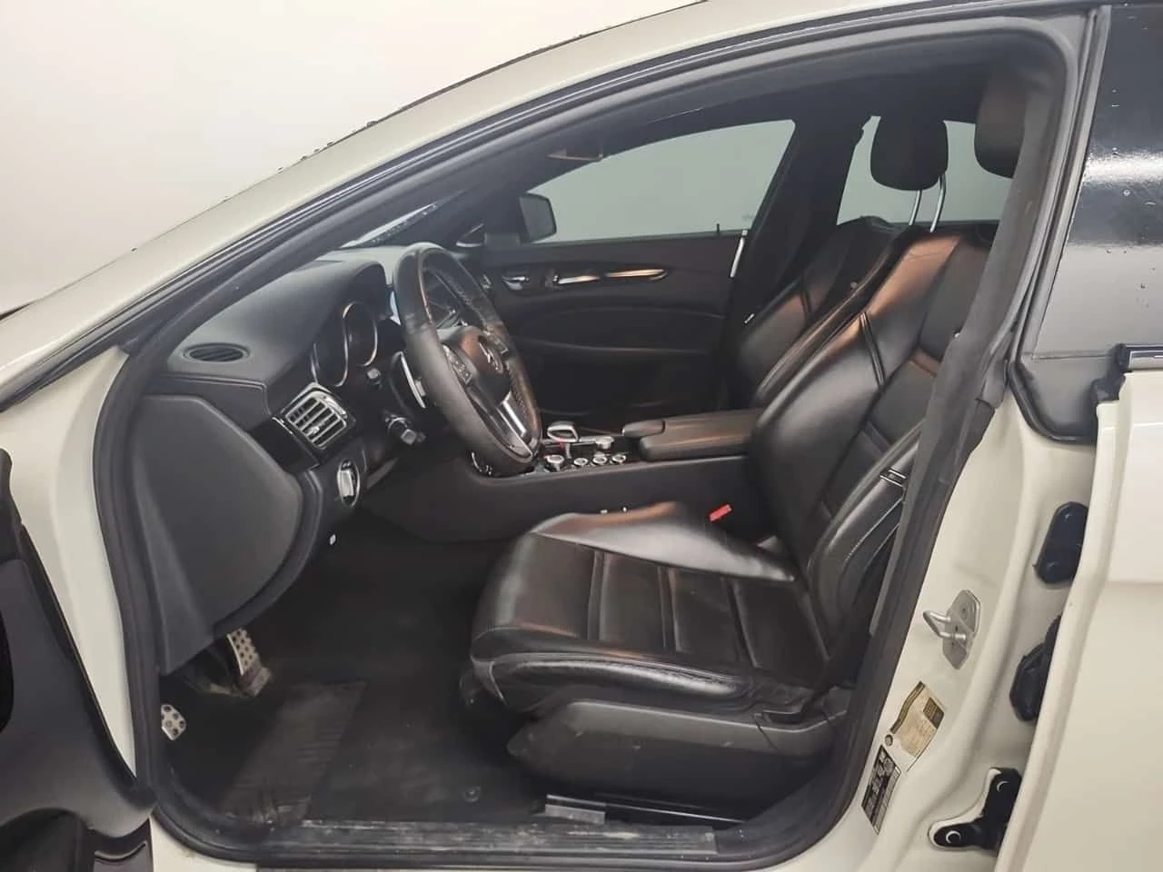 Mercedes-Benz CLS 63 AMG * CARFAX * ОБДУХВАНЕ * HARMAN * PANO, снимка 5 - Автомобили и джипове - 54077143