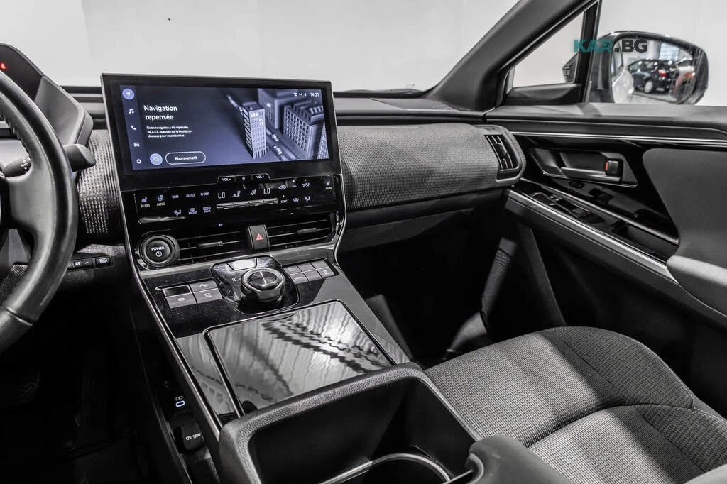 Toyota bZ4X LE* ПОДГРЕВ* КАМЕРА* NAVI* LED* , снимка 13 - Автомобили и джипове - 55377245