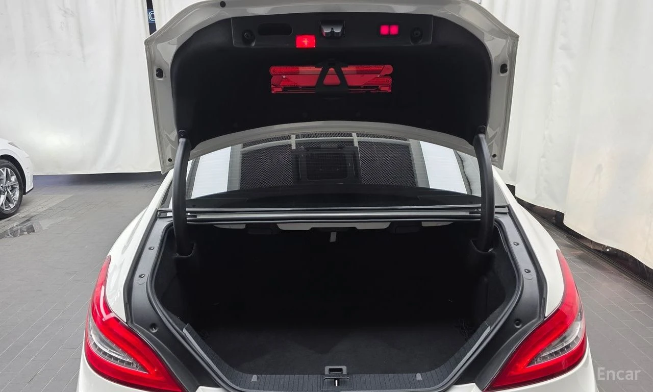 Mercedes-Benz CLS 63 AMG HARMON* KARDON* ДИСТРОНИК* ОБДУХВАНЕ* МАСАЖ* 360КА, снимка 16 - Автомобили и джипове - 55586937
