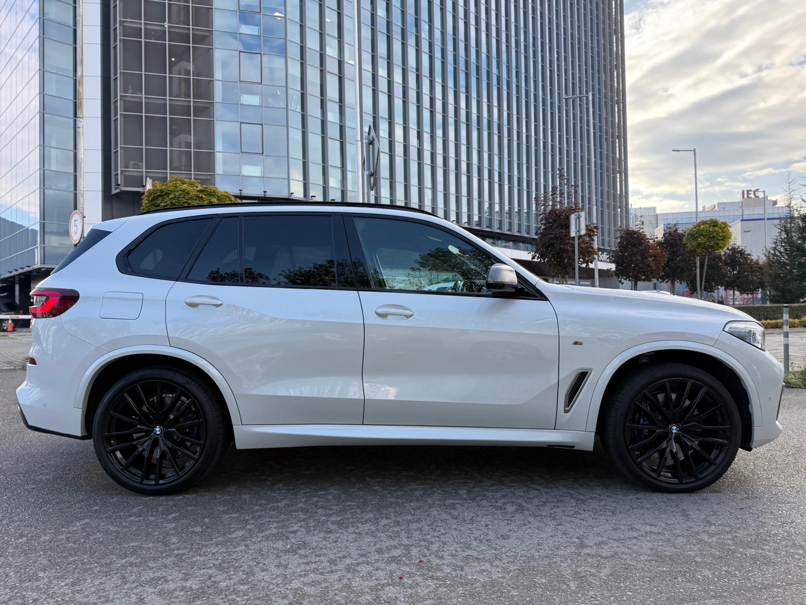 BMW X5 M50d - изображение 9